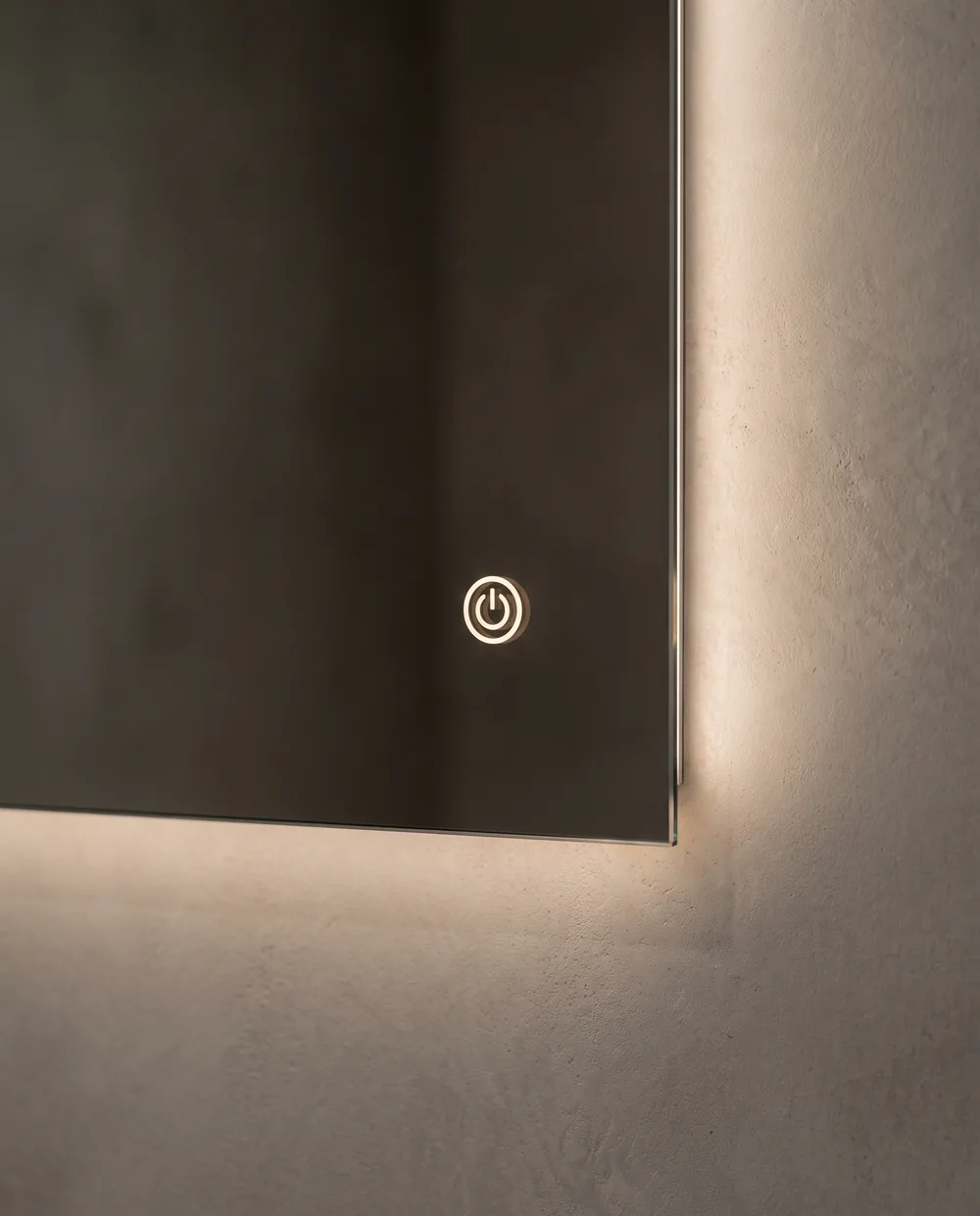 Podświetlany symbol zasilania w dolnym rogu bezramowego lustra LED