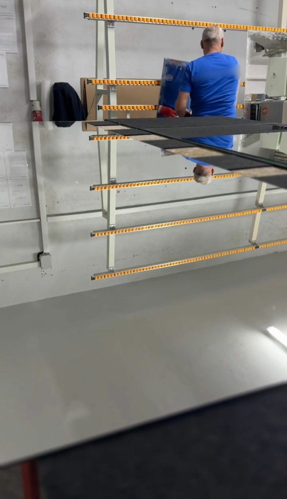 Pracownik zabezpiecza lustro do transportu przed wysyłką